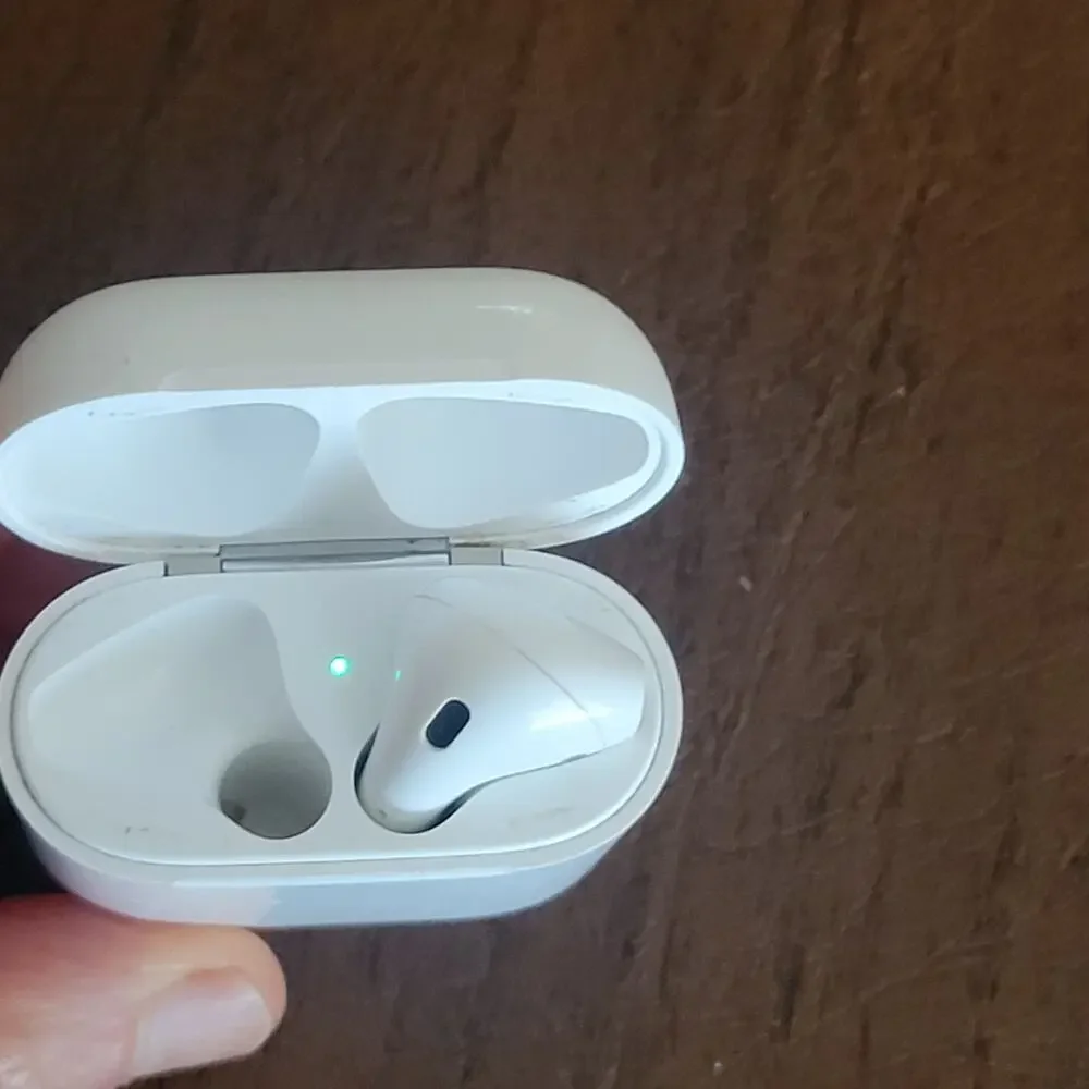 Apple AirPods 2nd Gen RIGHT Earbud A2032 with charging case